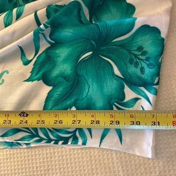 Hawaii Sarong Wrap With Fringe and Wooden Clasp White and Green Tropical Design - Picture 11 of 14